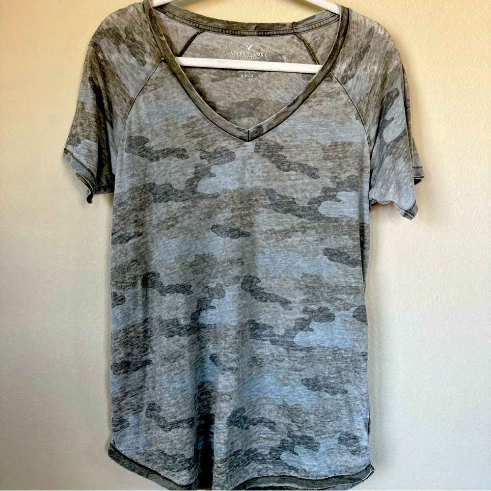 Size Small AE Soft & Sexy Camo V-neck